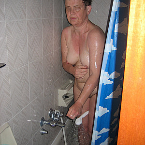 wife in shower Galeriebild