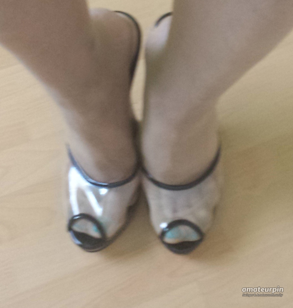 Heels, Nylons and feets gallery image