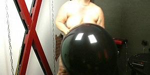 Annadevot - Nackt mit Big Black Balloon First Thumb Image