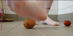 Fußspiel in Strumpfhose mit Obst First Thumb Image