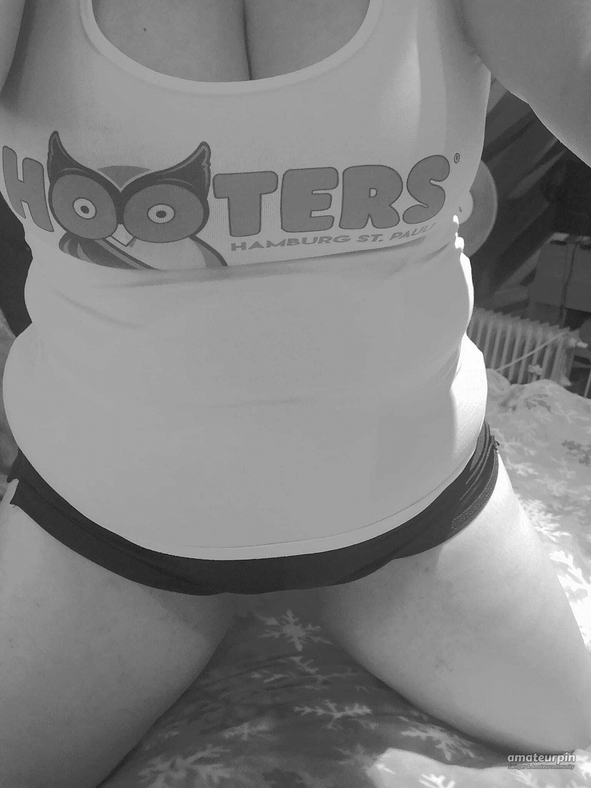 Hooters Girl gallery image