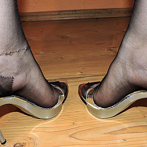 High heel Mules und sexy Strümpfe Galeriebild