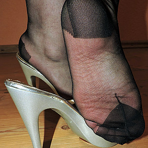 High heel Mules und sexy Strümpfe Galeriebild