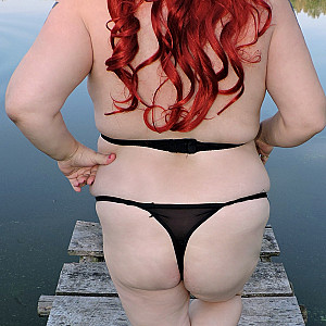 Im sexy Bikini, heiß am Teich und  zeigegeil Galerie