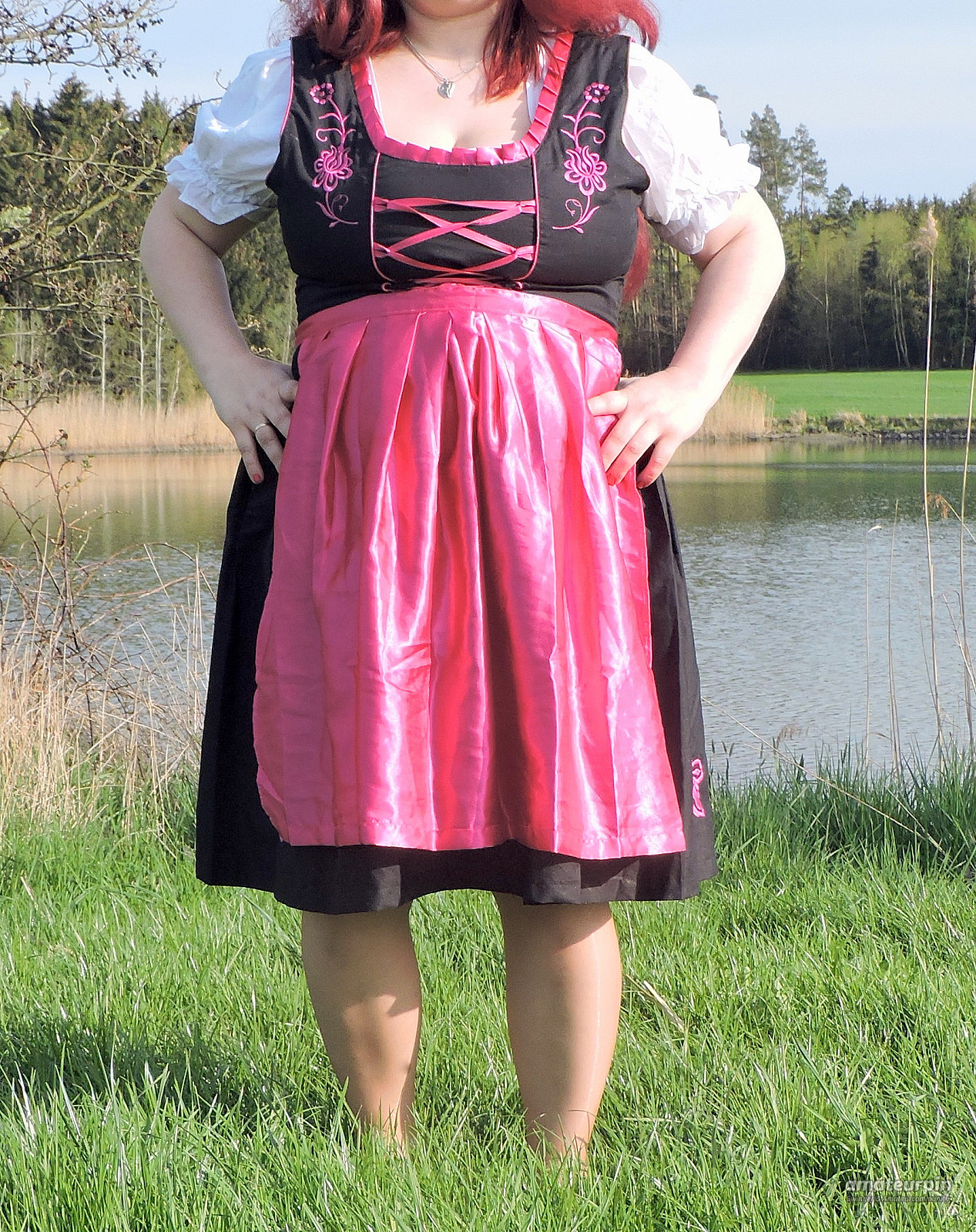 im Dirndl geil am See Galeriebild