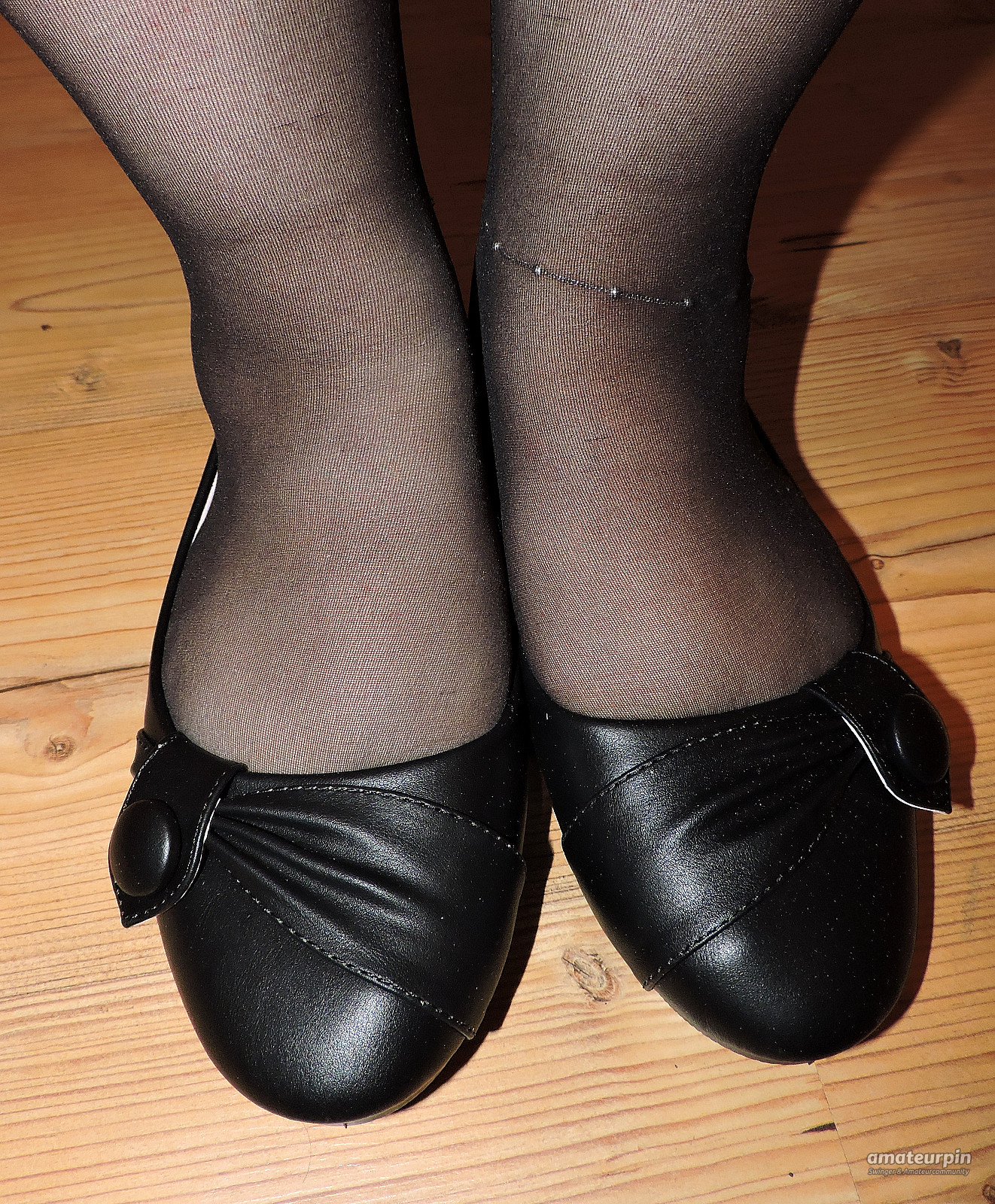 Sexy in Lackschwarz mit Ballerinas Galeriebild