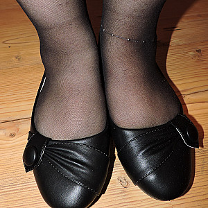 Sexy in Lackschwarz mit Ballerinas Galeriebild