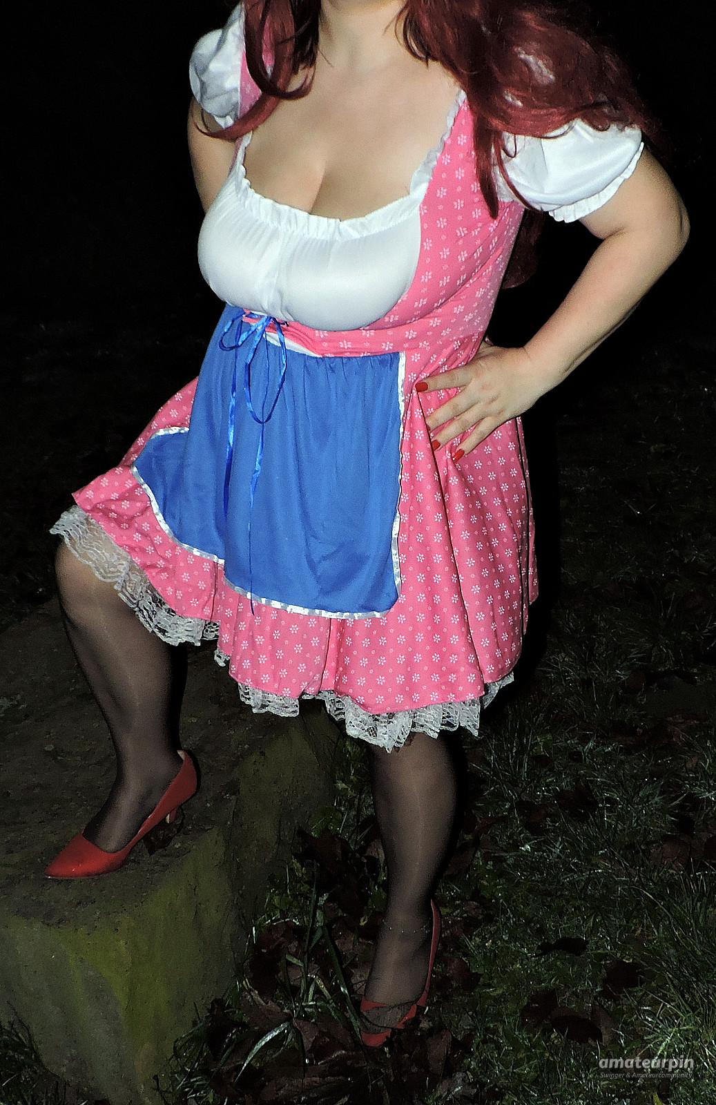 im rosa Dirndl und schwarzer Feinstrumpfhose Galeriebild