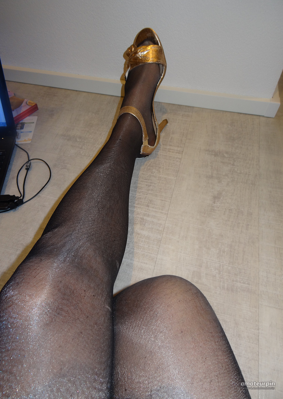 Nylons - halterlose, strumpfhose und heels Galeriebild