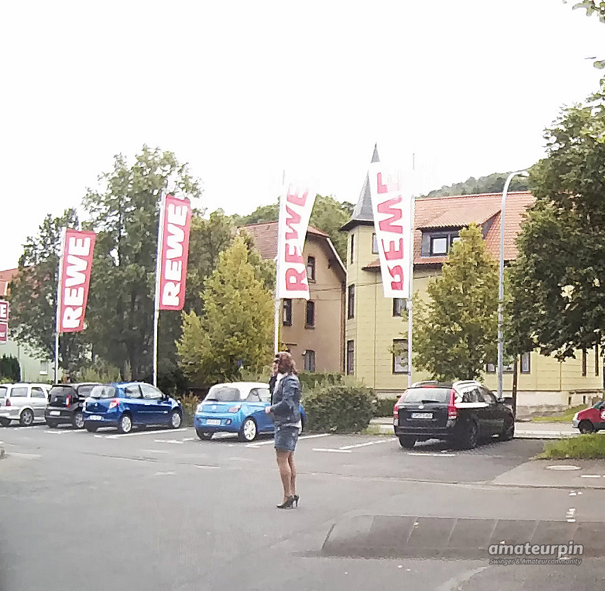 auf belebtem Parkplatz Galeriebild