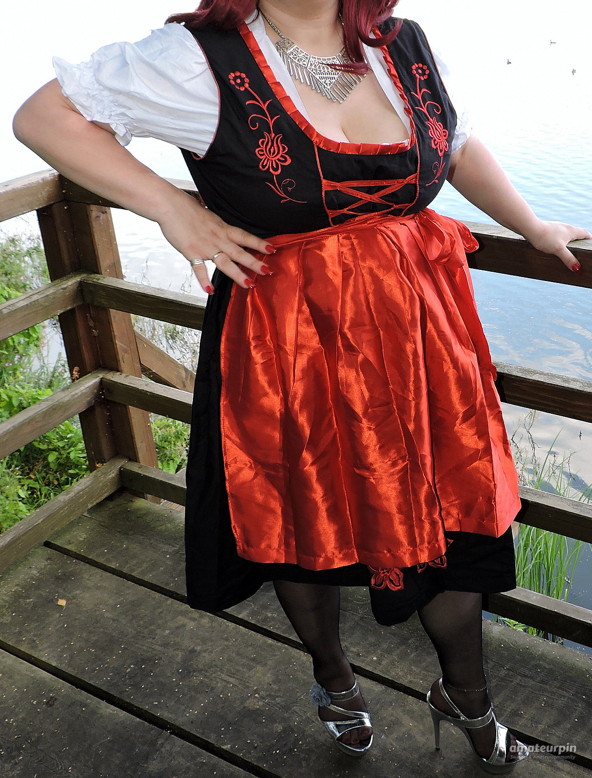 in Dirndl und Halterlosen am See Galeriebild