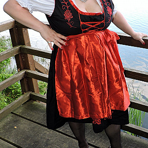 in Dirndl und Halterlosen am See Galeriebild