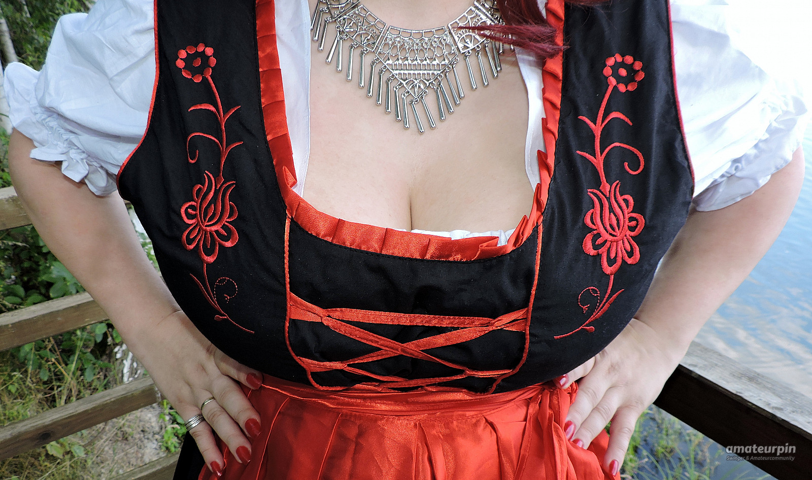 in Dirndl und Halterlosen am See Galeriebild