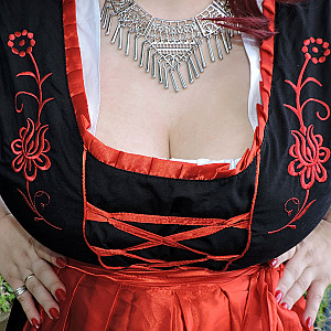 in Dirndl und Halterlosen am See Galeriebild