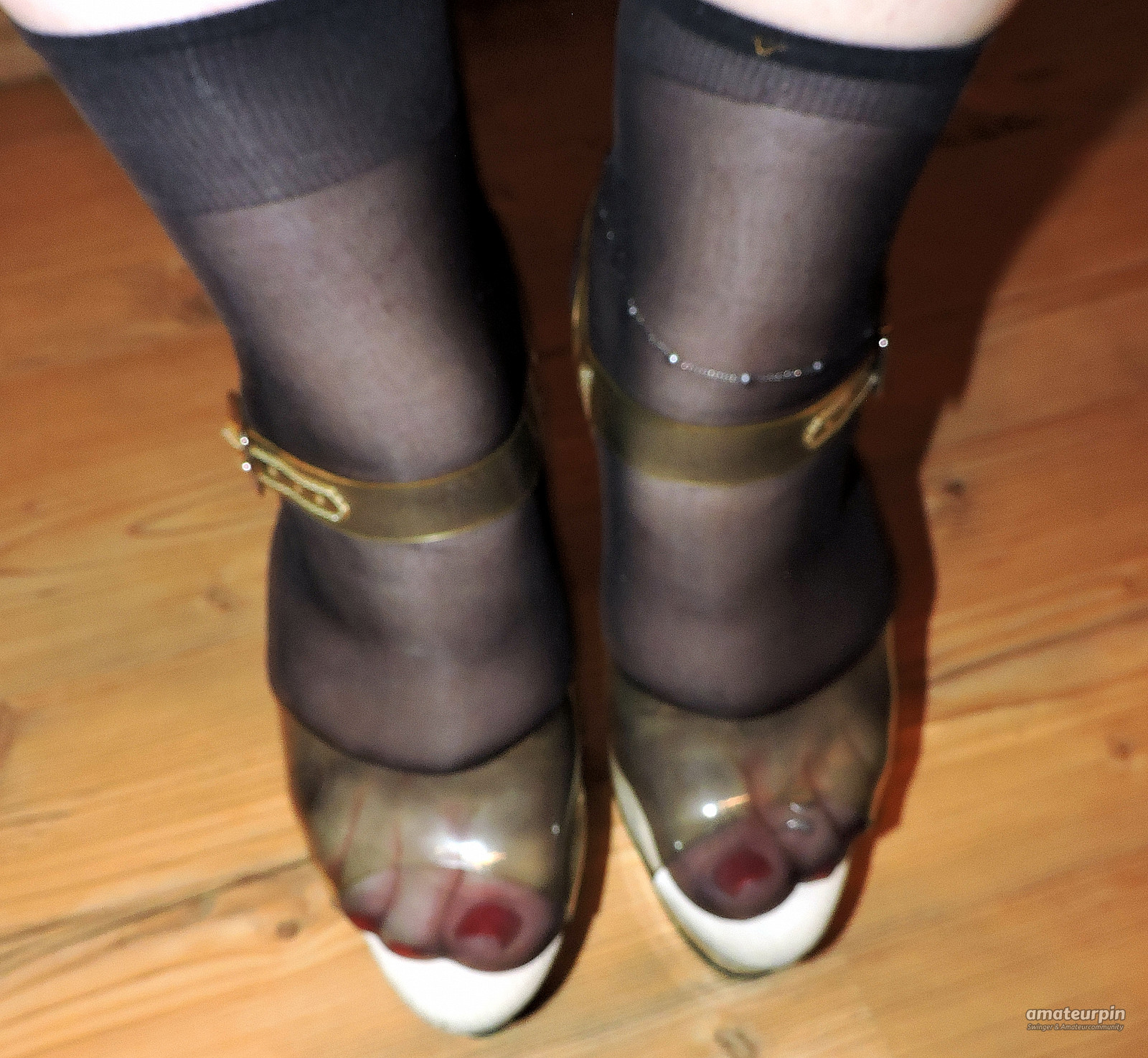 Gogo High Heels mega Titten und nasse Fotze Galeriebild