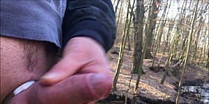 Im Wald abspritzen vor Zuschauern First Thumb Image