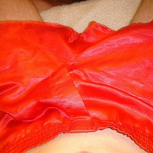 Rote Satin Shorts Galeriebild