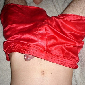 Rote Satin Shorts Galeriebild