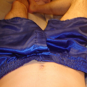 Blaue Satin  Shorts Galeriebild