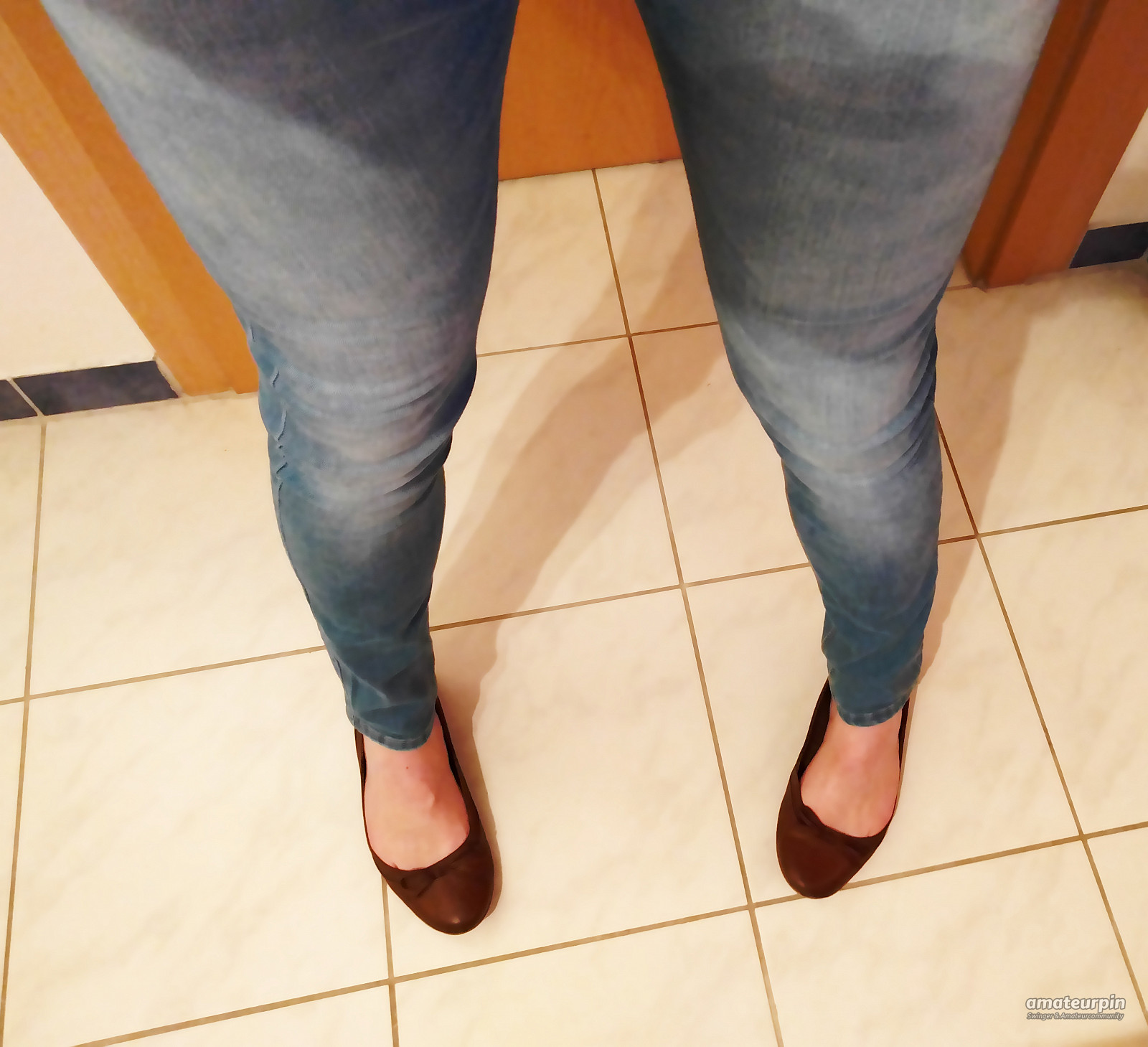 Heiße Skinny Jeans + neue Schuhe Galeriebild