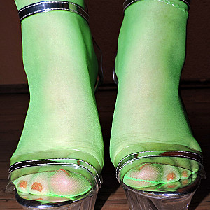 Sexy in grünen Strümpfen High Heels und Dildo Galerie