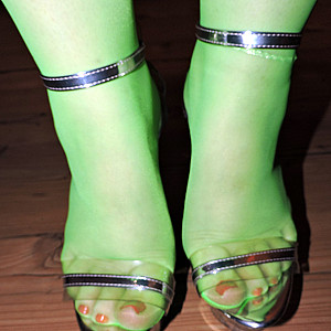 Sexy in grünen Strümpfen High Heels und Dildo Galerie