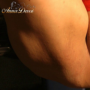 First Image Of annadevot's Video - Annadevot - Spanking auf die Fotze, fingern bis zum Squirt