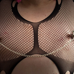 Fishnet und Nipple-Kette Galeriebild