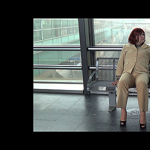 First Image Of TV_Ramona's Video - Im Messe Bahnhof Laatzen auf einer Bank sitzend in die Hose gepinkelt