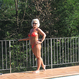 Gina White am Pool in der Toskana Galeriebild