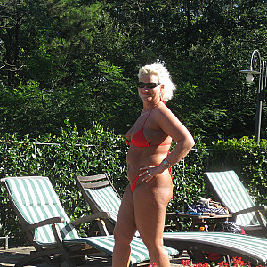 Gina White am Pool in der Toskana Galeriebild