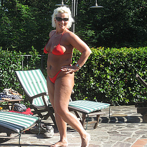 Gina White am Pool in der Toskana Galeriebild