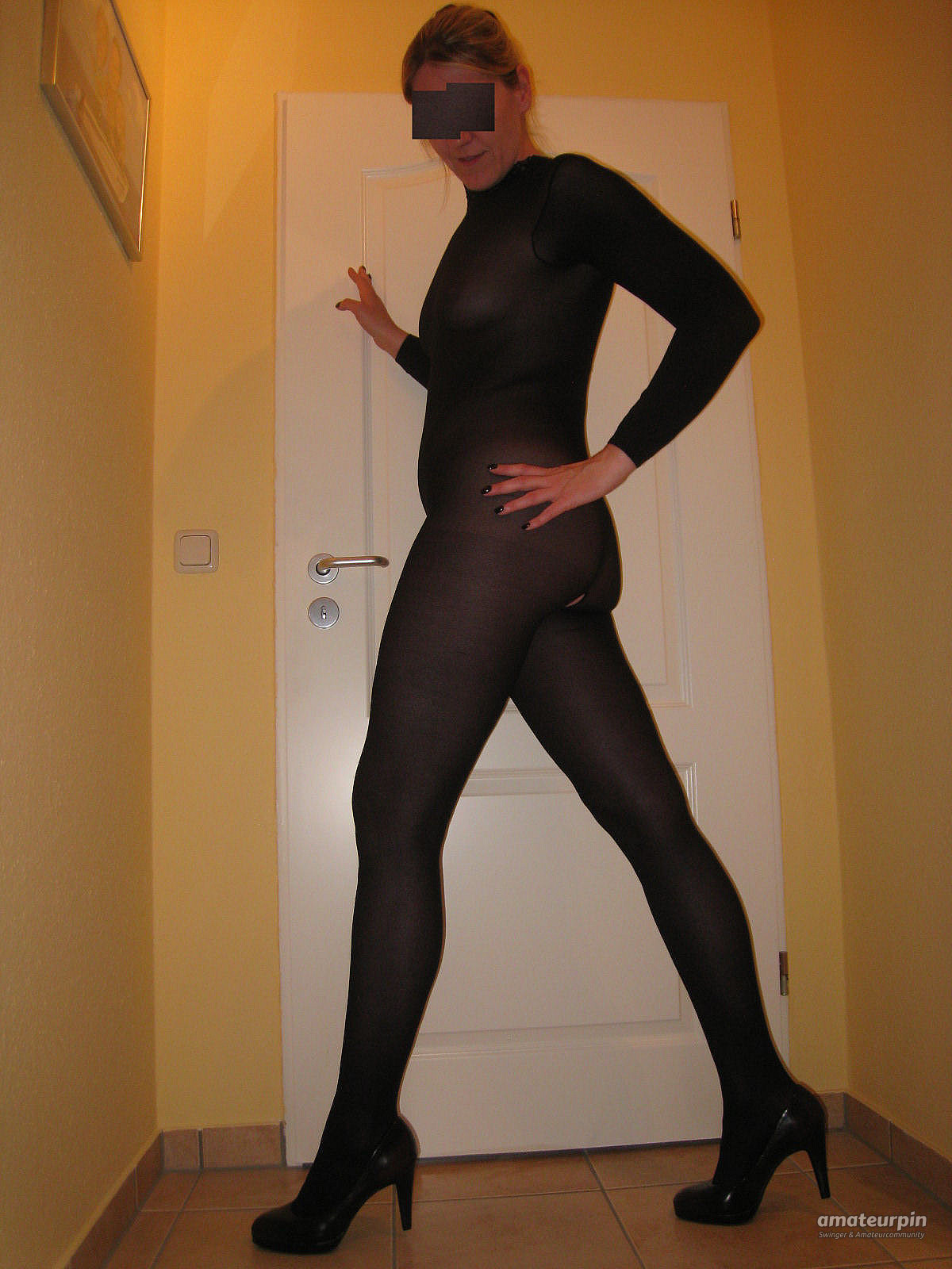 neuer Catsuit im Flur Galeriebild