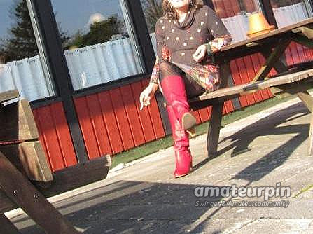 new red boots Galeriebild