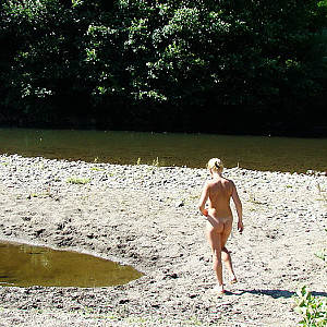 nude on river Galeriebild