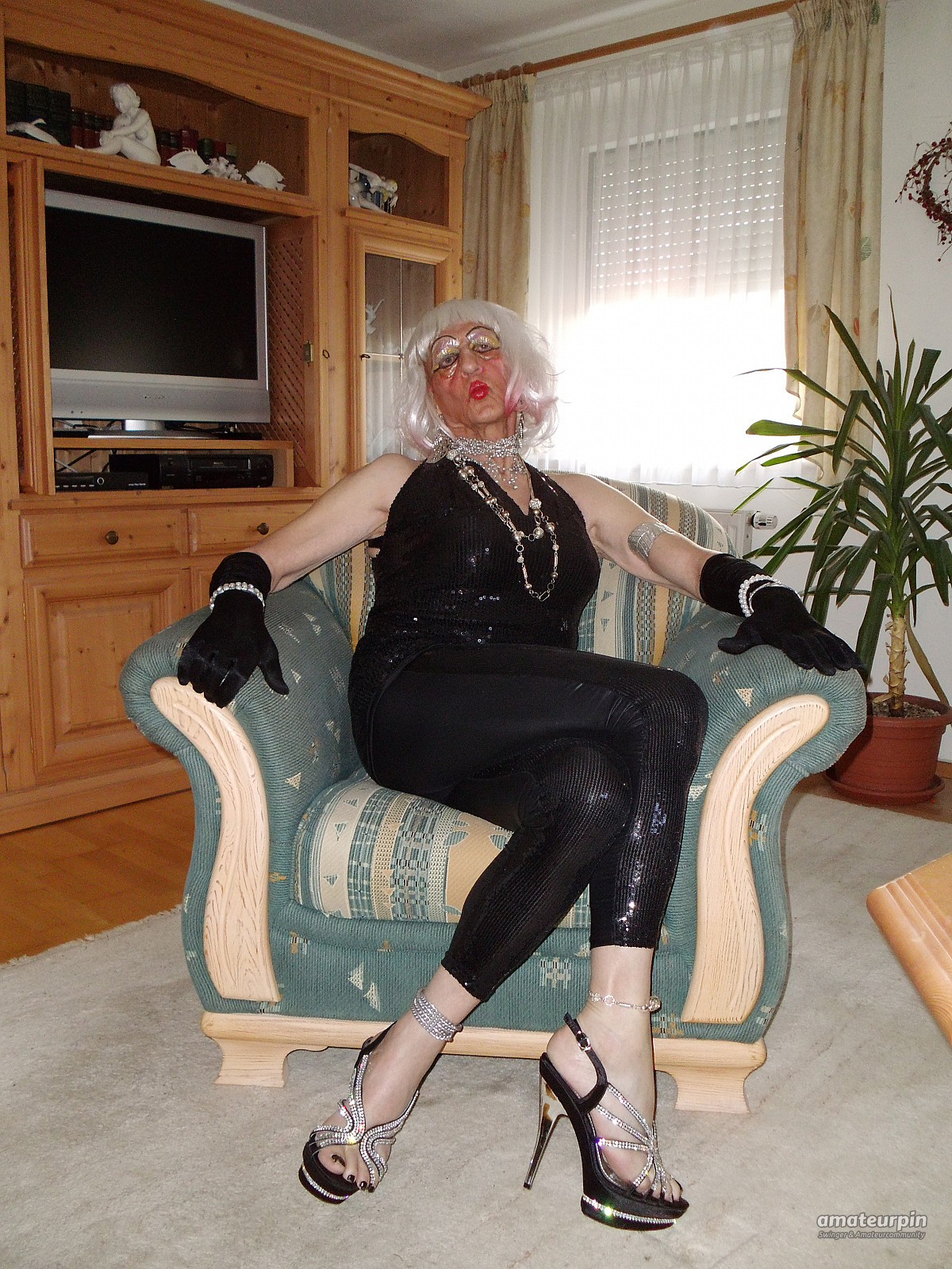 NUTTEN LADY ANDREA IN BLACK OUTFIT Galeriebild