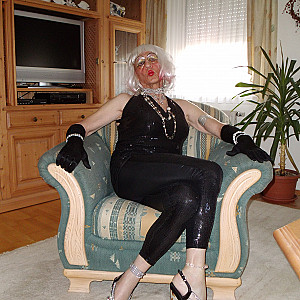 NUTTEN LADY ANDREA IN BLACK OUTFIT Galeriebild