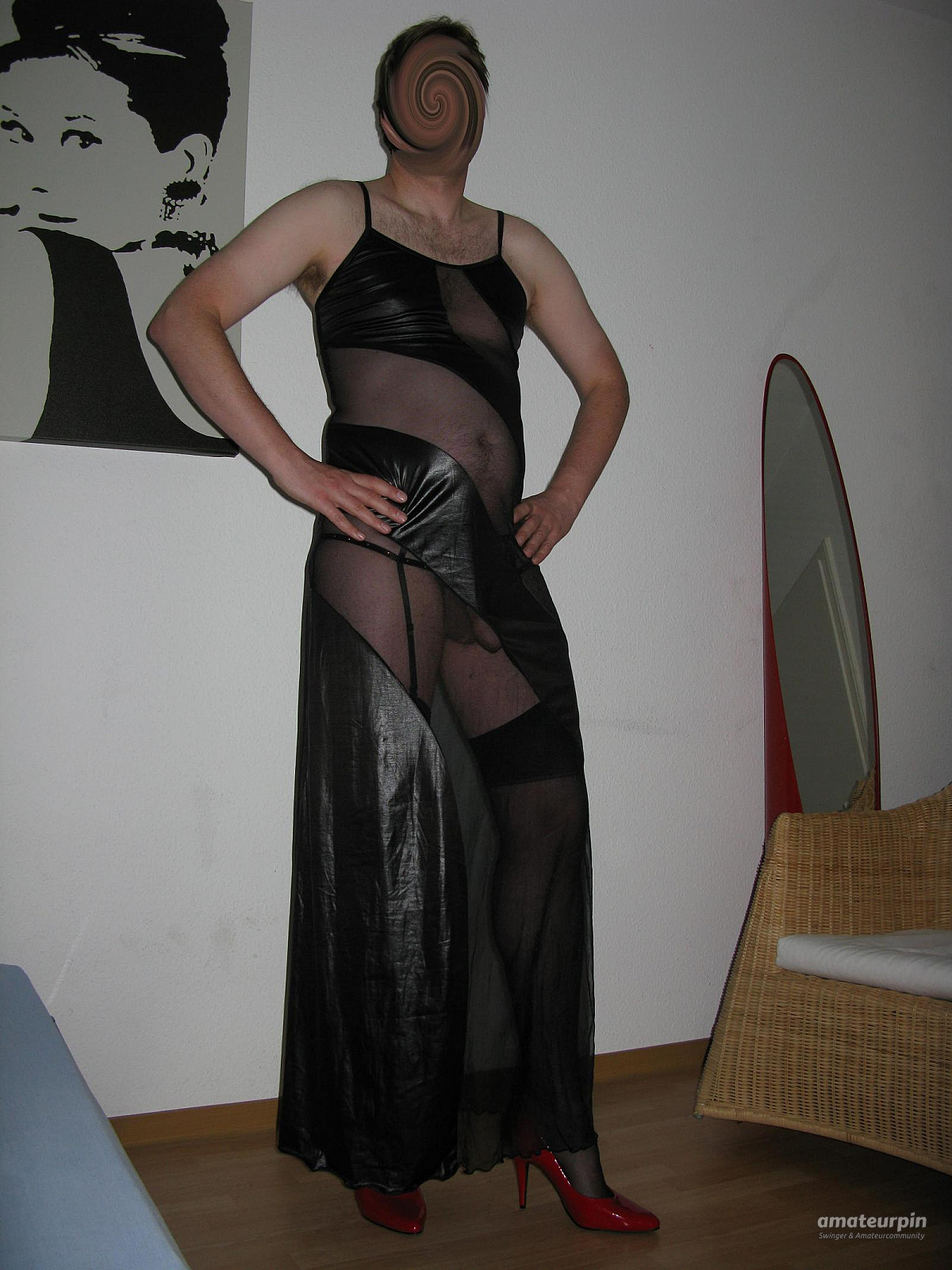 Geil in Strapsen und Kleid Galeriebild