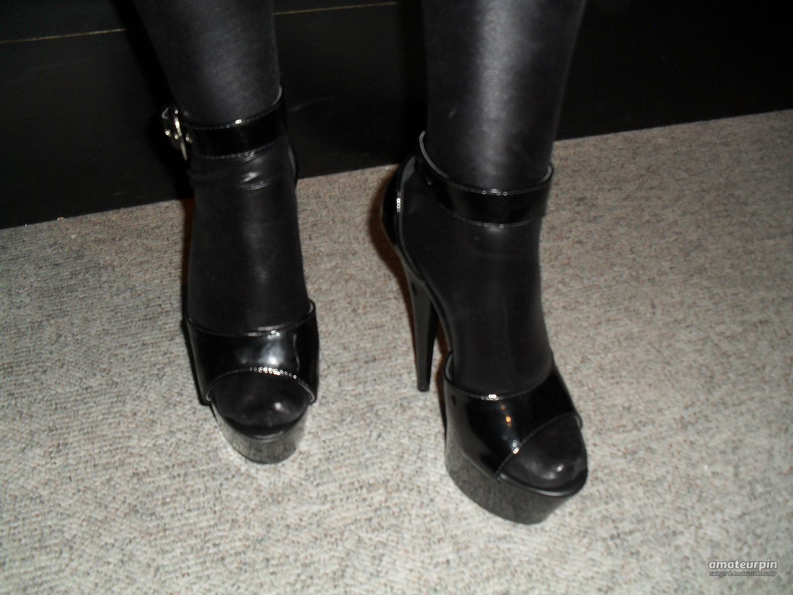 auf in die 3. Runde.....Nylons und Heels..... Galeriebild