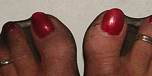 Rote Nägel in Nylon First Thumb Image