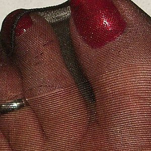 Rote Nägel in Nylon Galerie