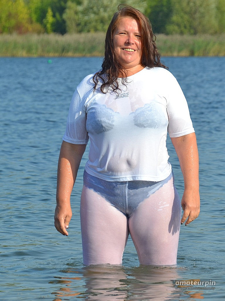 taking a bath in white leggins gallery image