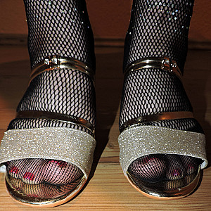 Fishnetz Nylons und Mules Galerie