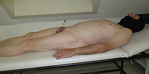 nackt auf der Folterliege First Thumb Image