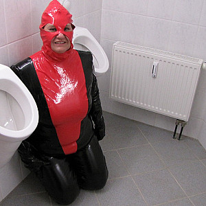 Das erste Bild von annadevot's Galerie - Anna als Toilette in Latex...