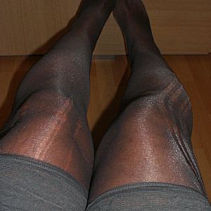 Nylons und gelbes Band Galeriebild