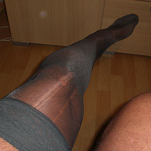 Nylons und gelbes Band Galeriebild