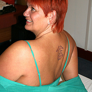 Posing in green. Part 2 .. gallery image