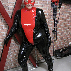 Das erste Bild von annadevot's Galerie - Im Ganzköper Latexanzug...