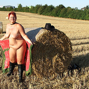 Anna naked on straw bales ... gallery image